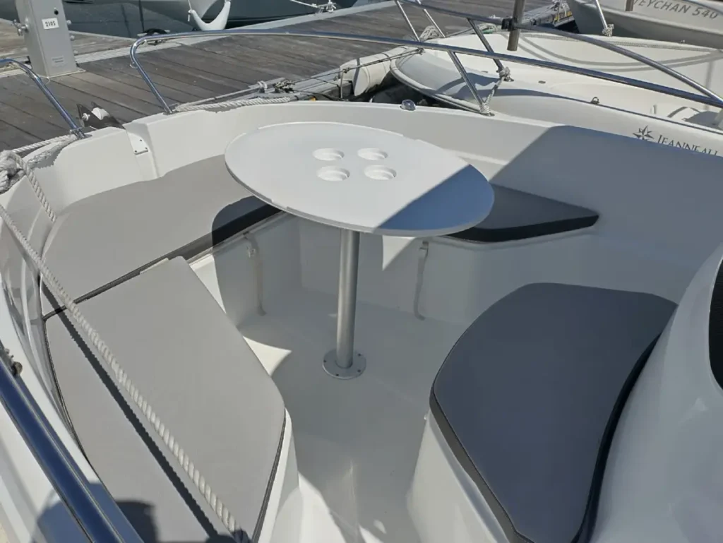Location-bateau-saint-quay-cap-camarat-6-personnes-table