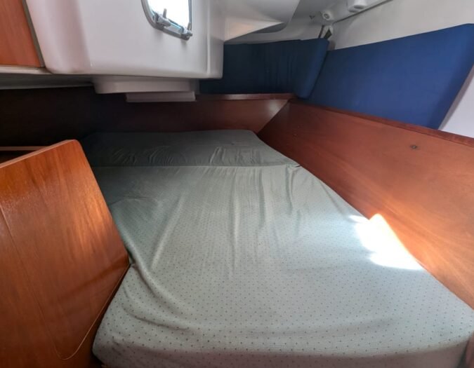 Oceanis-311-DL-Dériveur-Lesté-cabine-arrière