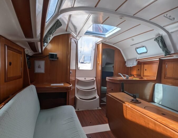 Oceanis-311-DL-Dériveur-Lesté-carré-cuisine