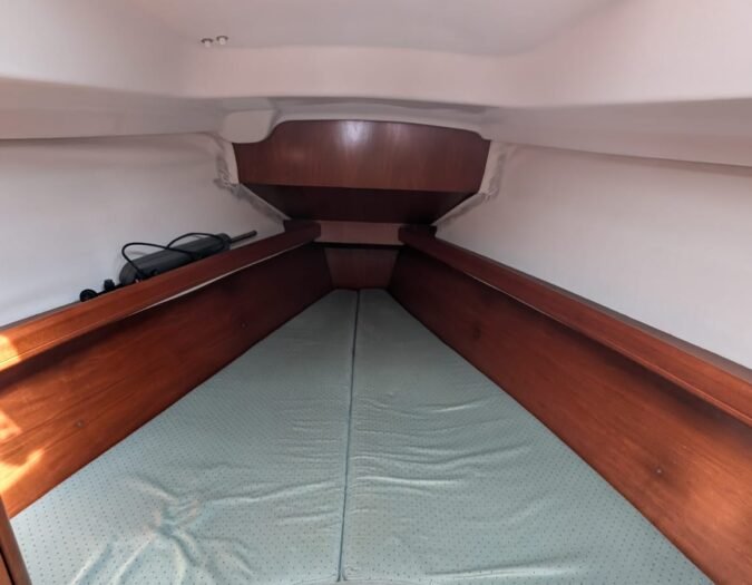 Oceanis-311-DL-Dériveur-Lesté-chambre-avant