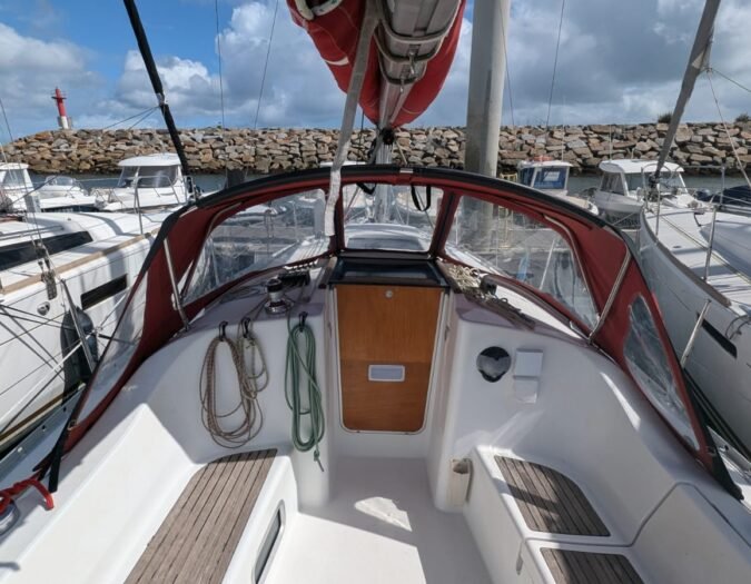 Oceanis-311-DL-Dériveur-Lesté-cockpit