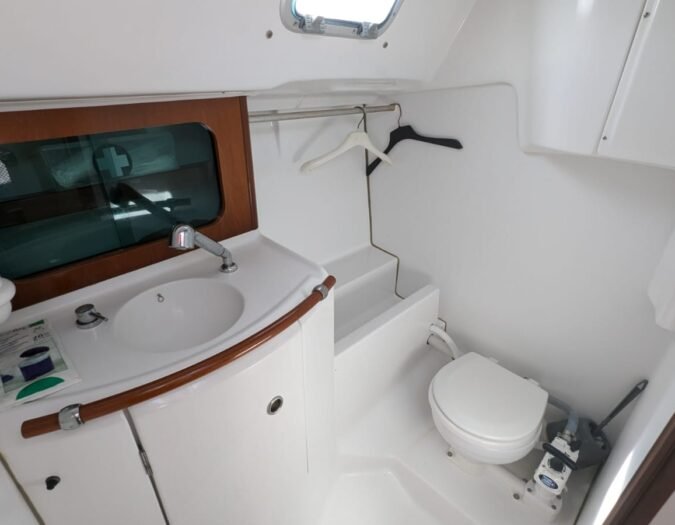 Oceanis-311-DL-Dériveur-Lesté-salle-de-bain