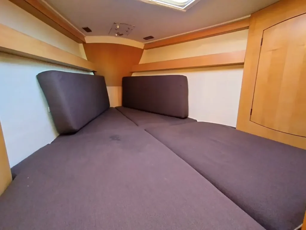 Cabine avant avec couchage double sur un voilier Biloup 30 biquille en location en Bretagne Nord