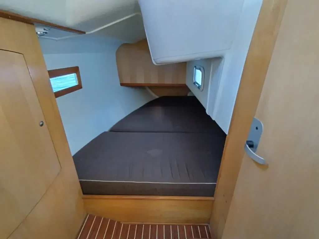 Couchette arrière pour deux personnes dans un Bi-loup 30 biquille en location en Bretagne Nord