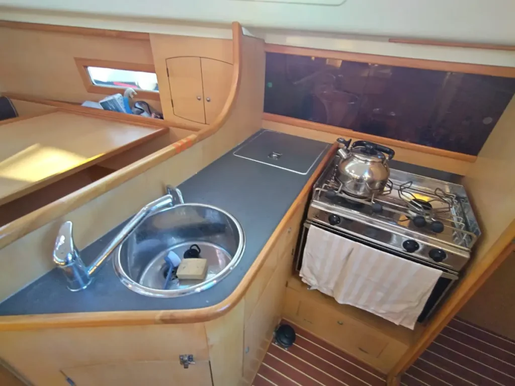Cuisine en L aménagée à bord du voilier Bi-loup 30 en location en Bretagne Nord
