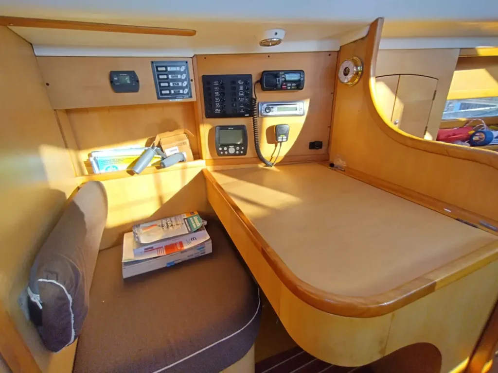 Table à cartes du voilier Biloup 30 en location pour naviguer en Bretagne Nord