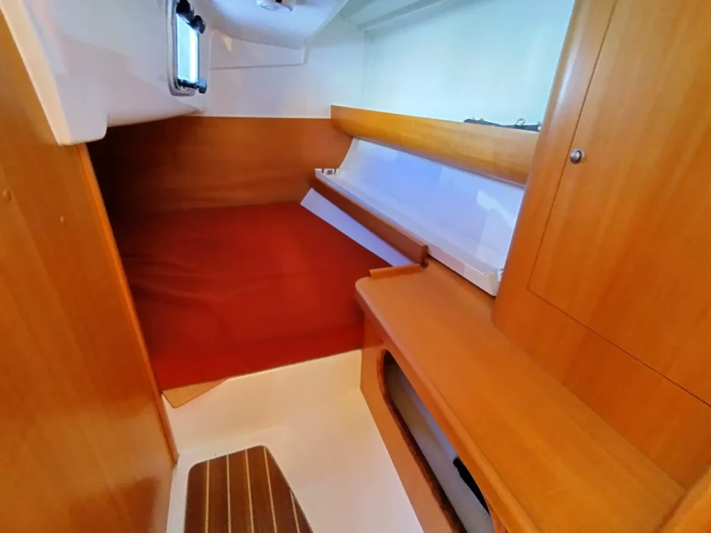 Cabine arrière double en travers du Maxus 28, voilier dériveur intégral échouable en location en Bretagne Nord