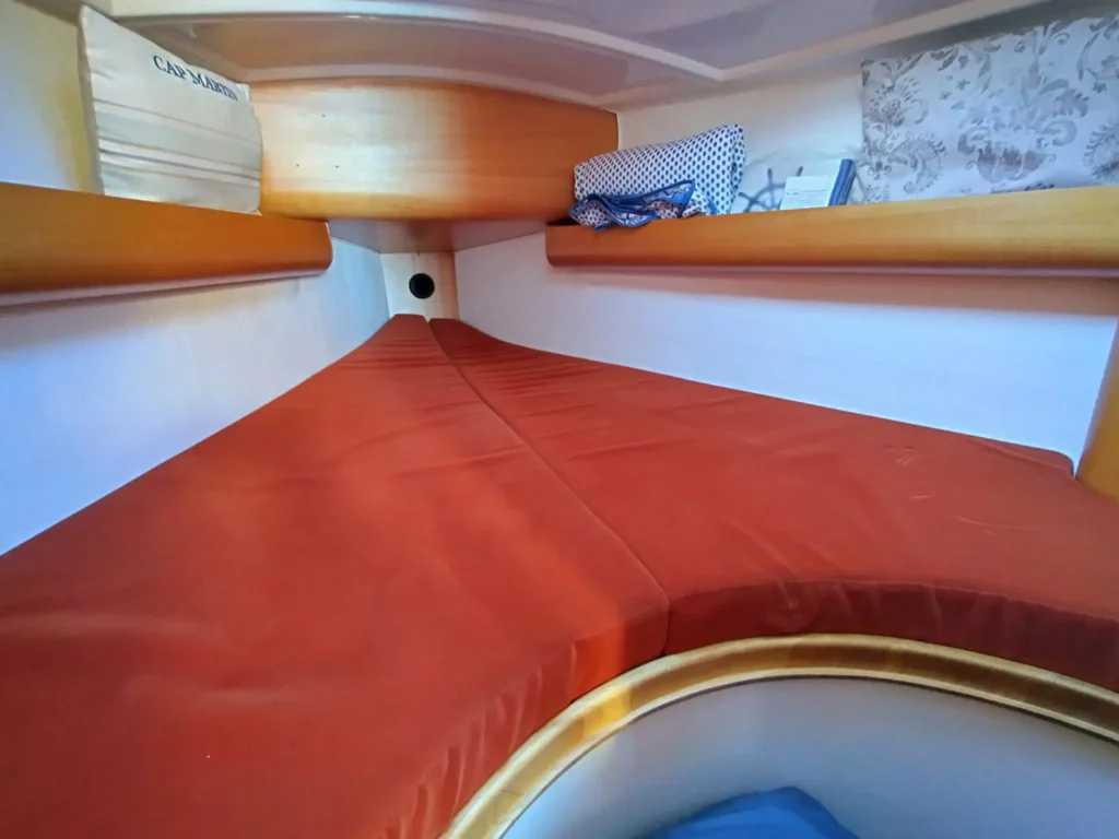 Cabine avant double du Maxus 28, dériveur intégral échouable en location en Bretagne Nord