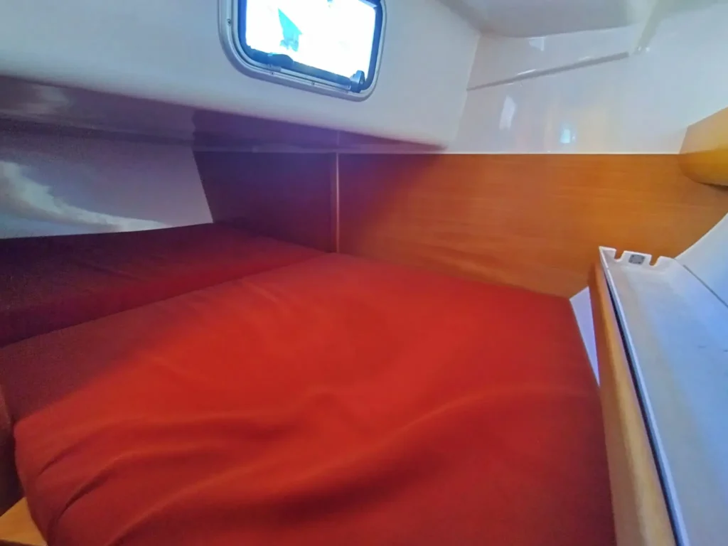 Cabine double arrière du Maxus 28, voilier échouable en Bretagne Nord
