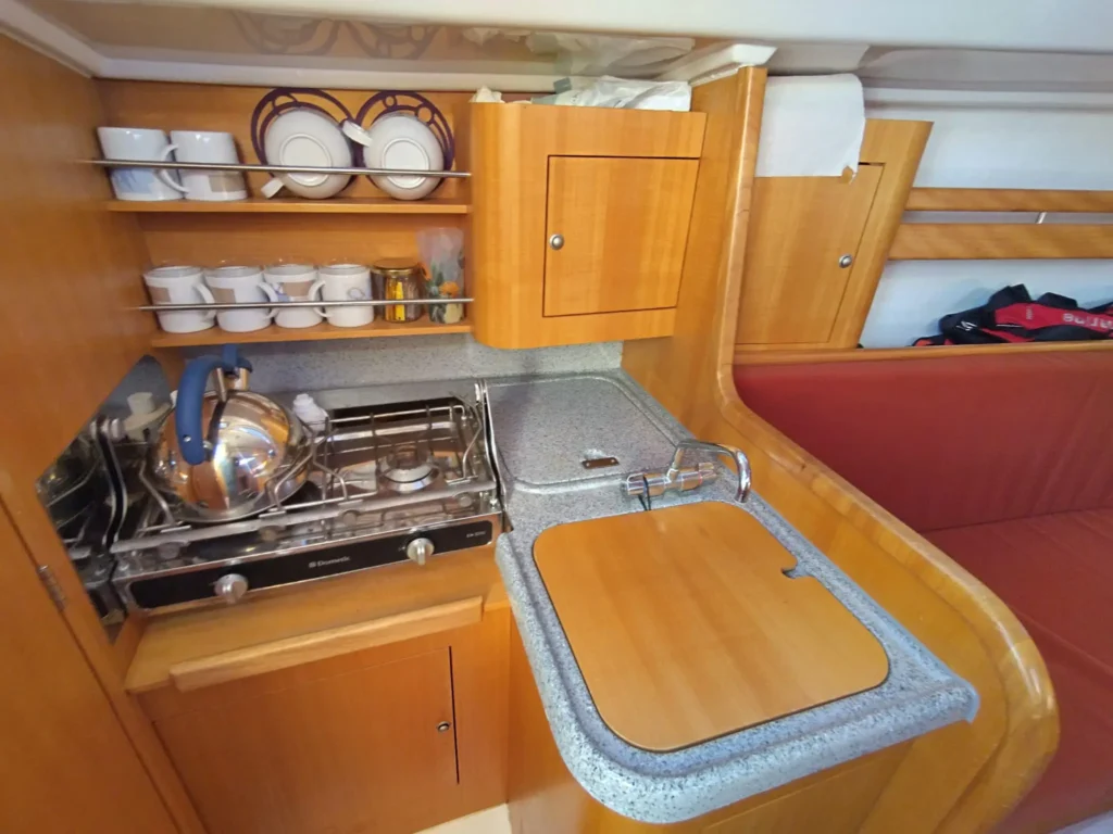 Cuisine en L du Maxus 28, dériveur intégral échouable en Bretagne Nord