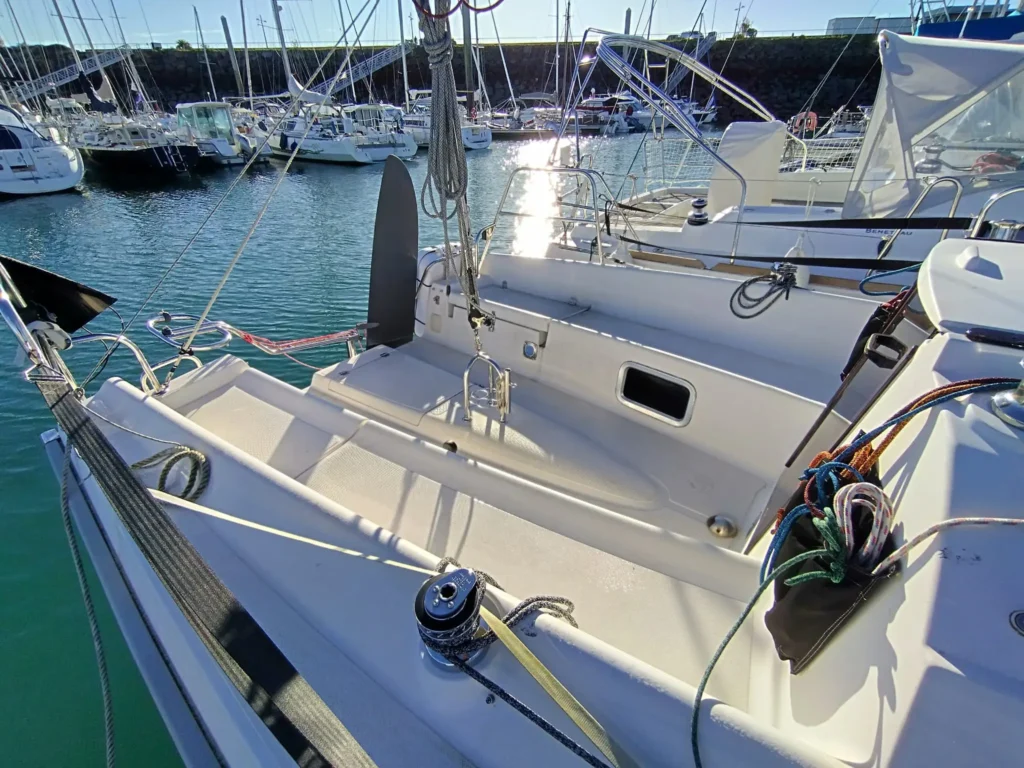 Cockpit du Maxus 28 avec moteur hors-bord en puits, voilier échouable en Bretagne Nord