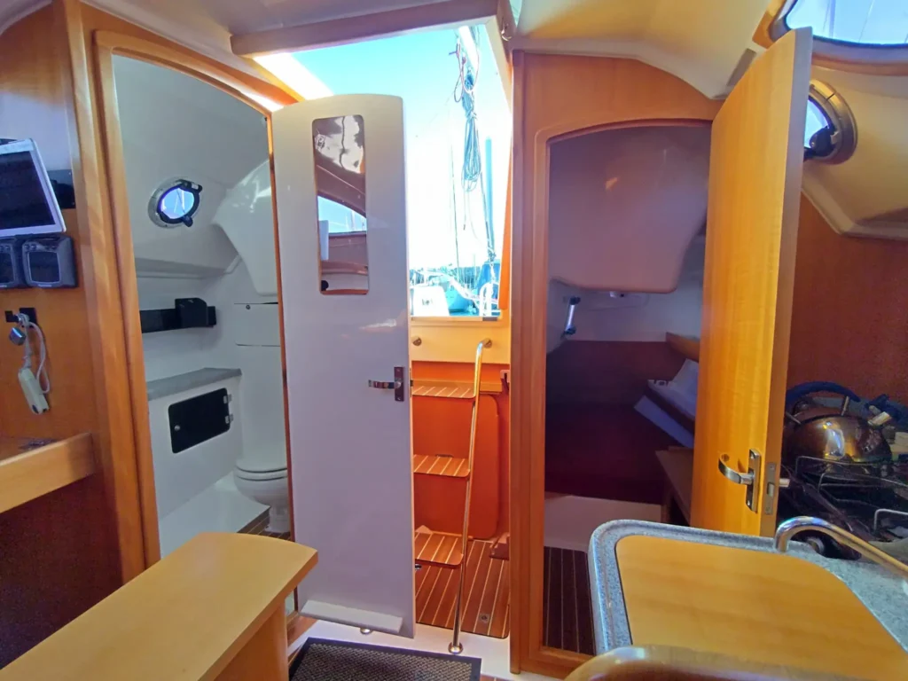 Sanitaires avec WC marin à bord du Maxus 28 en Bretagne Nord