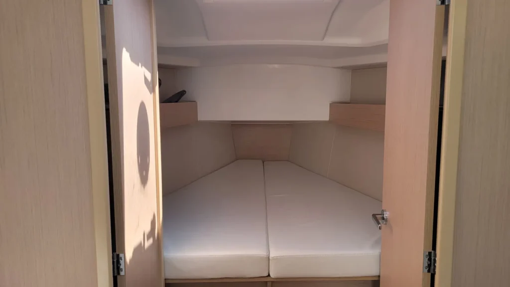 Location bateau quille relevable Bretagne nord – cabine avant double Oceanis 30.1
