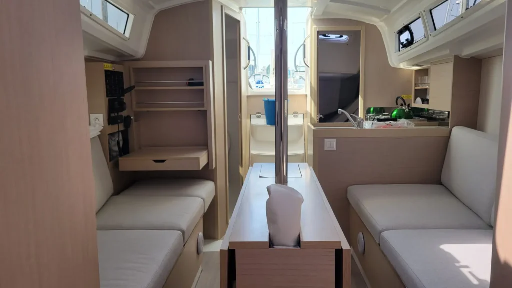 Location bateau quille relevable Bretagne nord – carré intérieur spacieux Oceanis 30.1