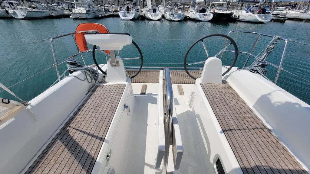 Location bateau quille relevable Bretagne nord – double barre à roue Oceanis 30.1