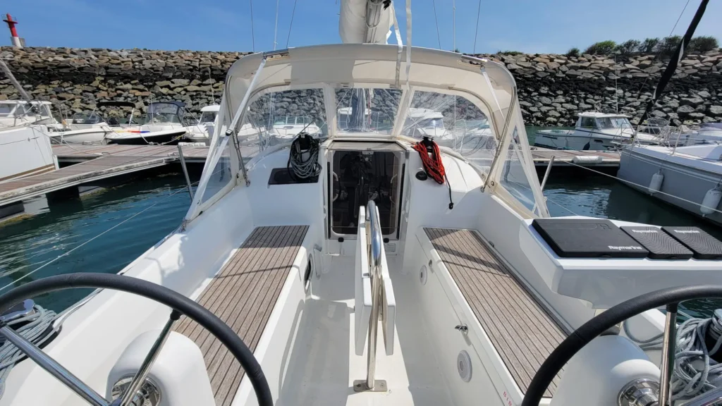 Location bateau quille relevable Bretagne nord – cockpit avec table confortable Oceanis 30.1