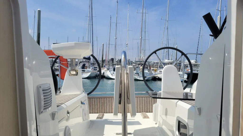 Location bateau quille relevable Bretagne nord – vue cockpit depuis descente Oceanis 30.1