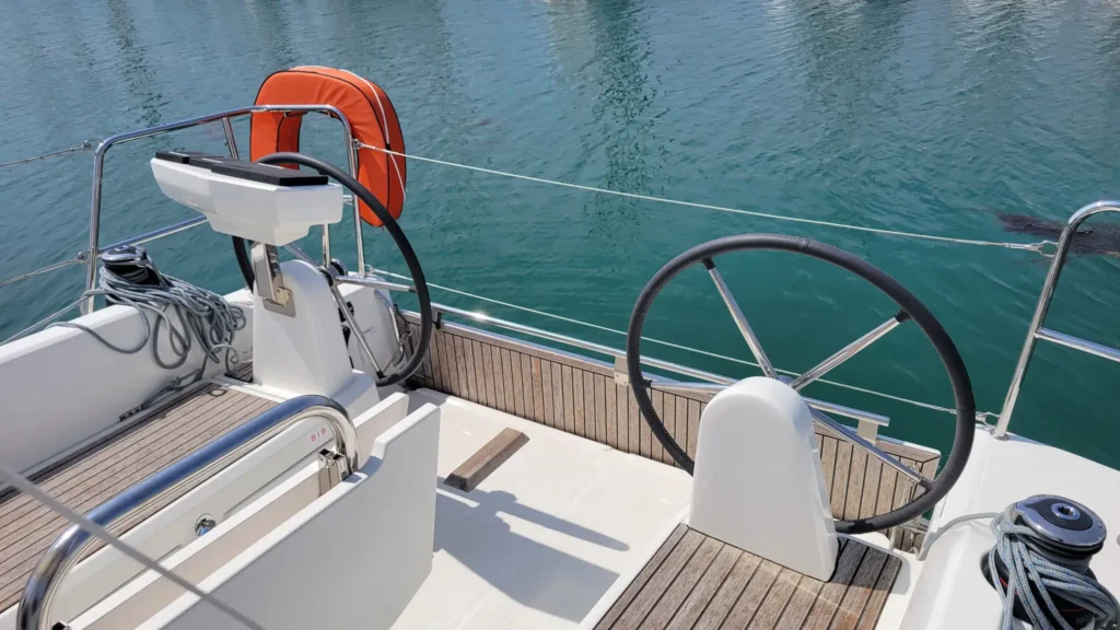 Location bateau quille relevable Bretagne nord – double barre à roue Oceanis 30.1 au mouillage