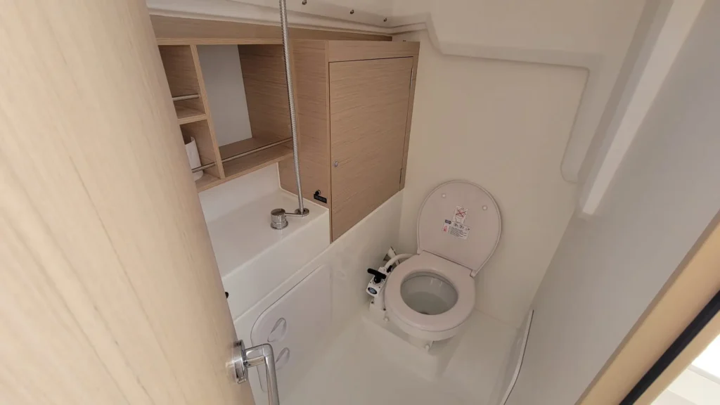 Location bateau quille relevable Bretagne nord – salle d’eau avec WC marin Oceanis 30.1