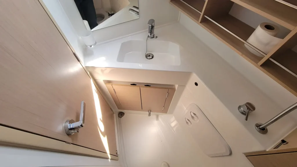 Location bateau quille relevable Bretagne nord – salle de bain moderne Oceanis 30.1