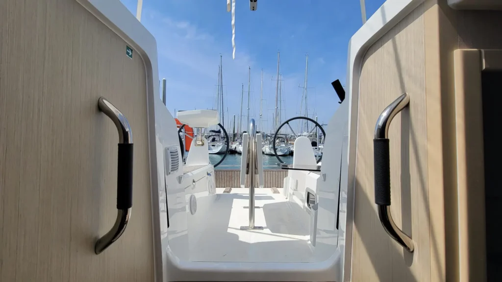 Location bateau quille relevable Bretagne nord – accès cockpit Oceanis 30.1 moderne
