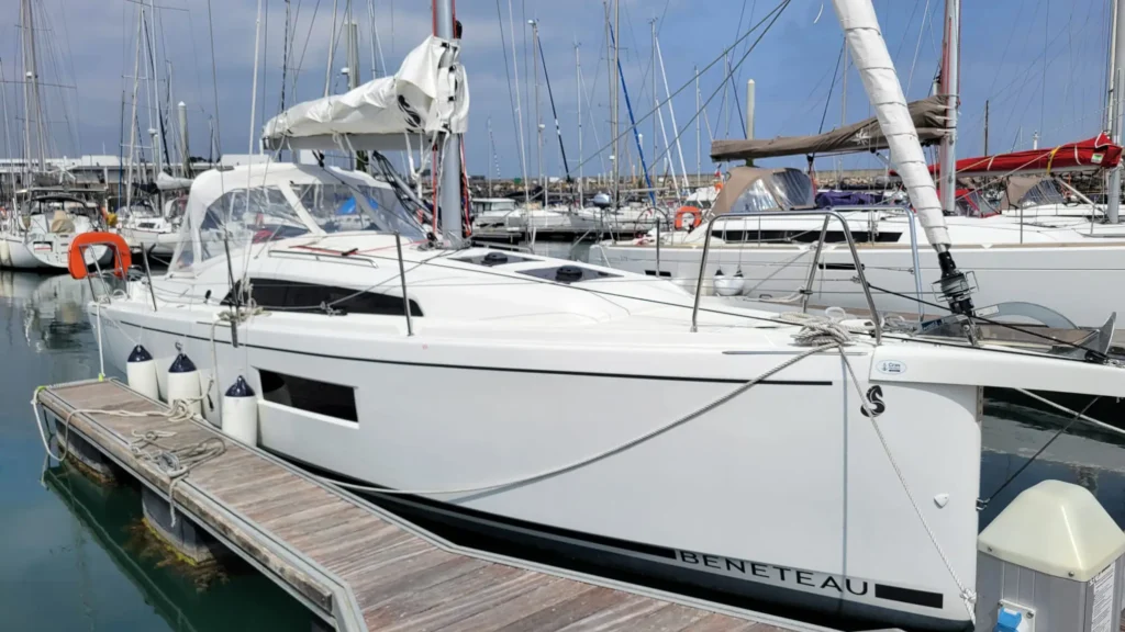 Location bateau quille relevable Bretagne nord – Oceanis 30.1 vue extérieure au ponton