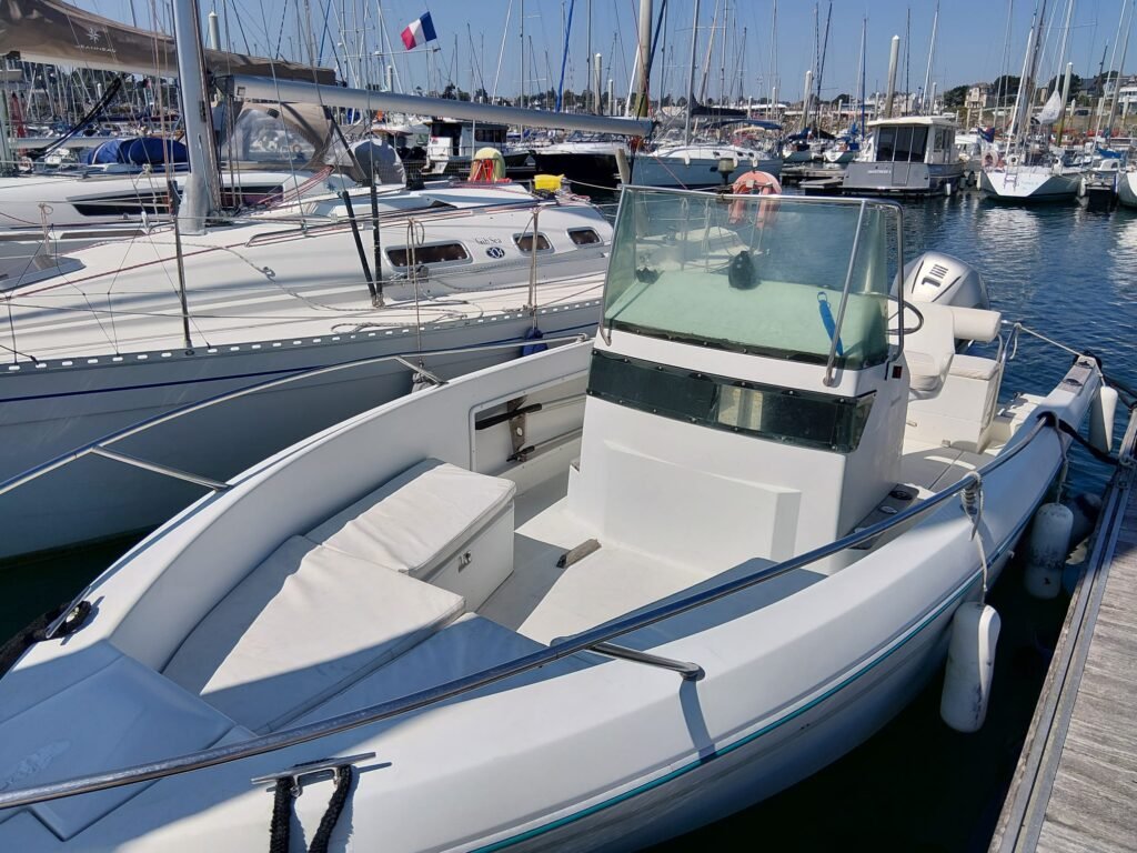 Location Bretagne Cap Camarat vue babord avec cockpit spacieux