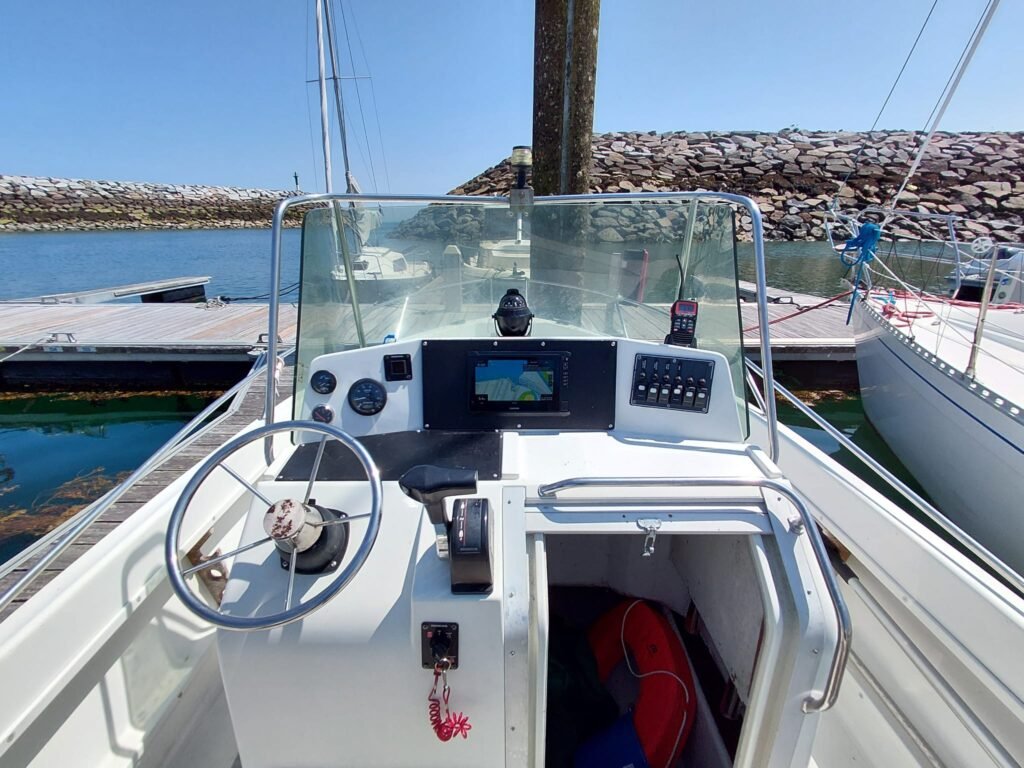 Poste de pilotage du Cap Camarat en location en Bretagne, avec volant, GPS Garmin et VHF