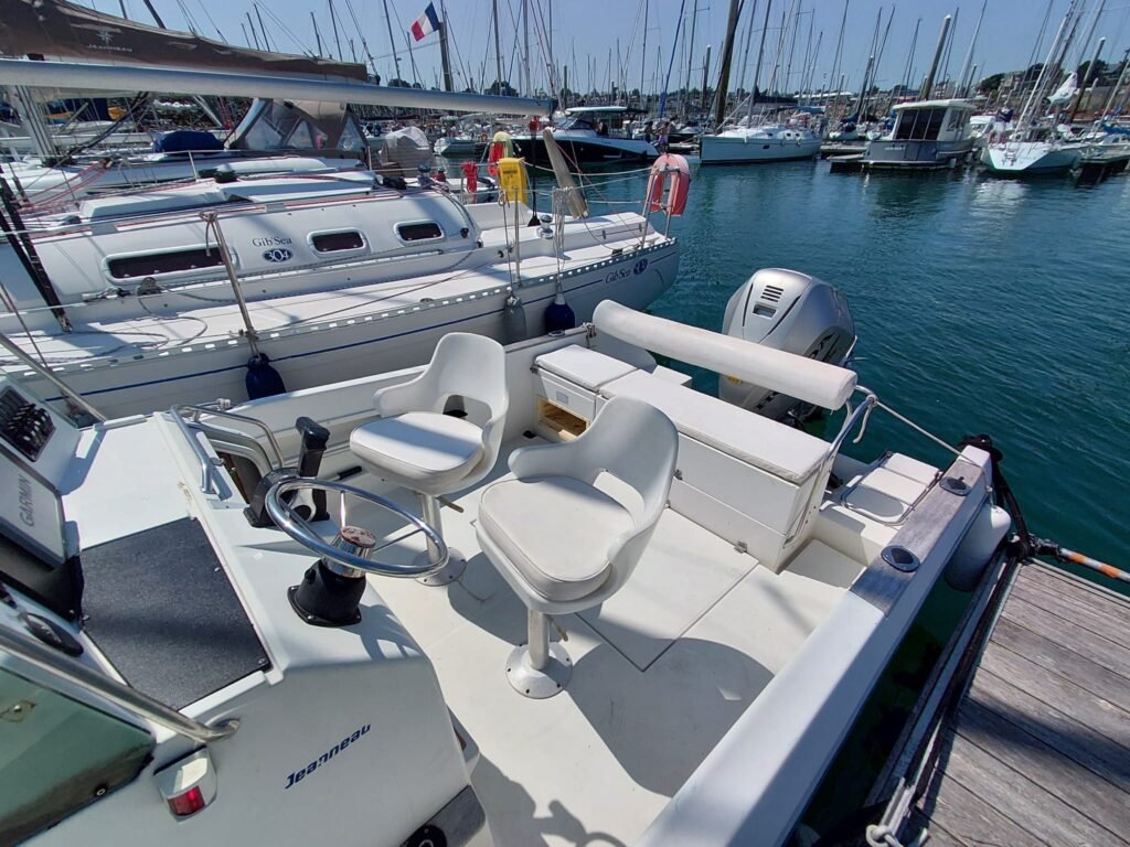 Cap Camarat en location en Bretagne équipé d'un moteur Honda 200 cv, cockpit et sièges pilote