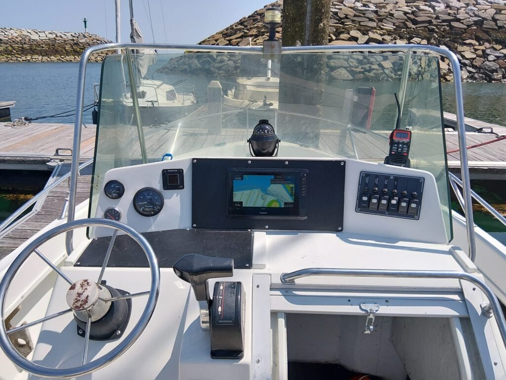 GPS Garmin 9 pouces neuf sur le Cap Camarat en location en Bretagne, console de navigation