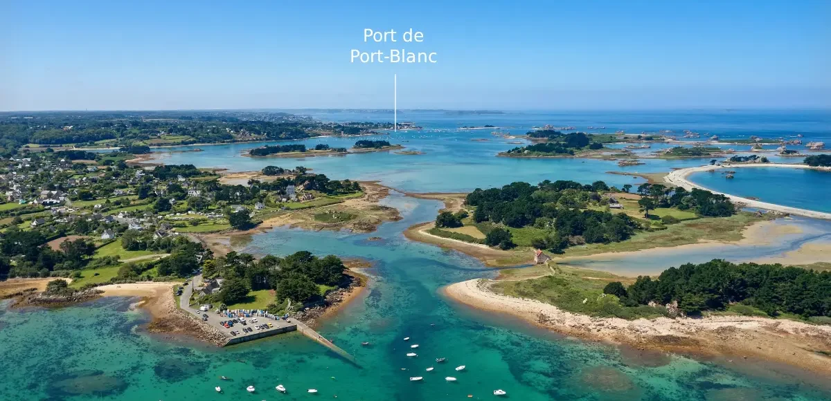 Vue aérienne des îles et des mouillages autour de Port-Blanc à Penvénan, Côtes-d’Armor