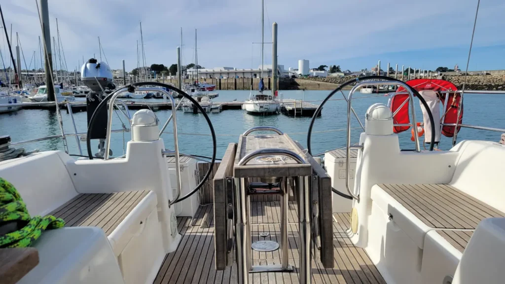 Doubles barres à roue et table de cockpit d'un grand voilier de location en Bretagne Nord