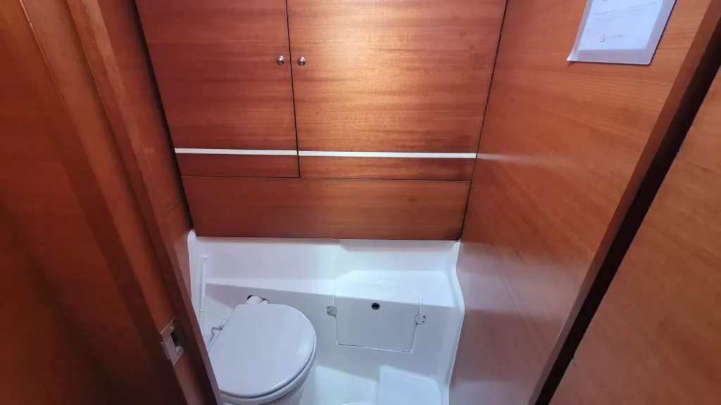 L'une des deux salles d'eau avec WC marin et rangements du voilier Dufour 445 Grand Large