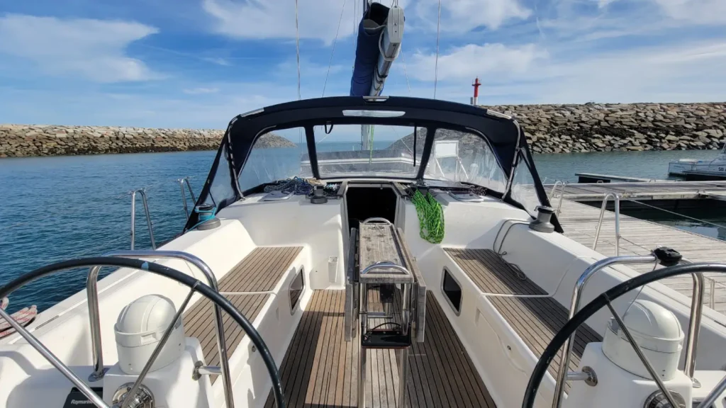Cockpit spacieux avec capote et bancs en teck d'un voilier de location 10 personnes en Bretagne