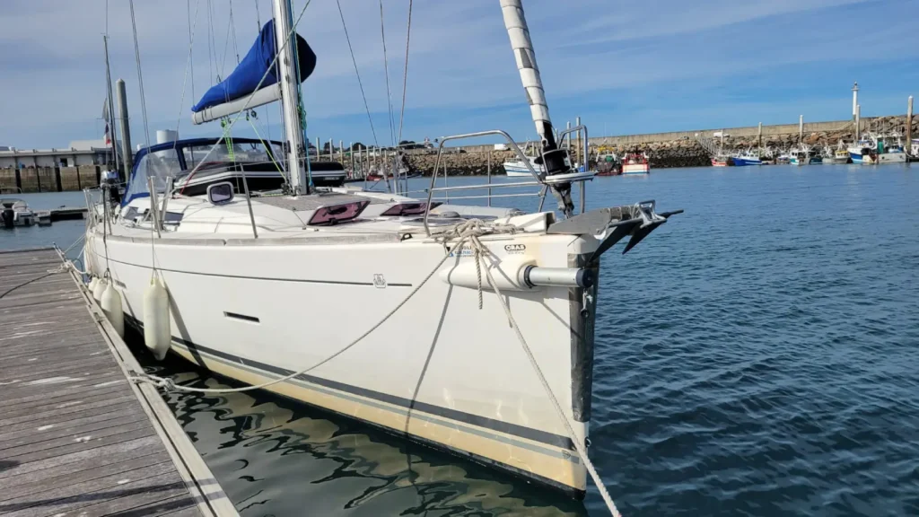Voilier Dufour 445 Grand Large de 13 mètres amarré au ponton de Port d'Armor à Saint-Quay-Portrieux