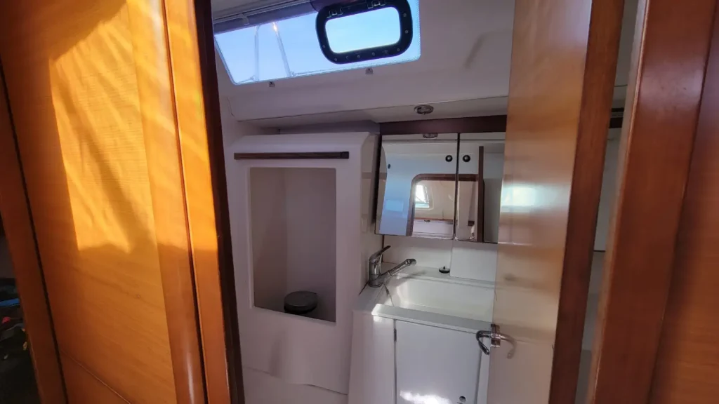 Lavabo avec mitigeur et armoire à miroir dans l'une des 2 salles de bain du voilier Dufour 445