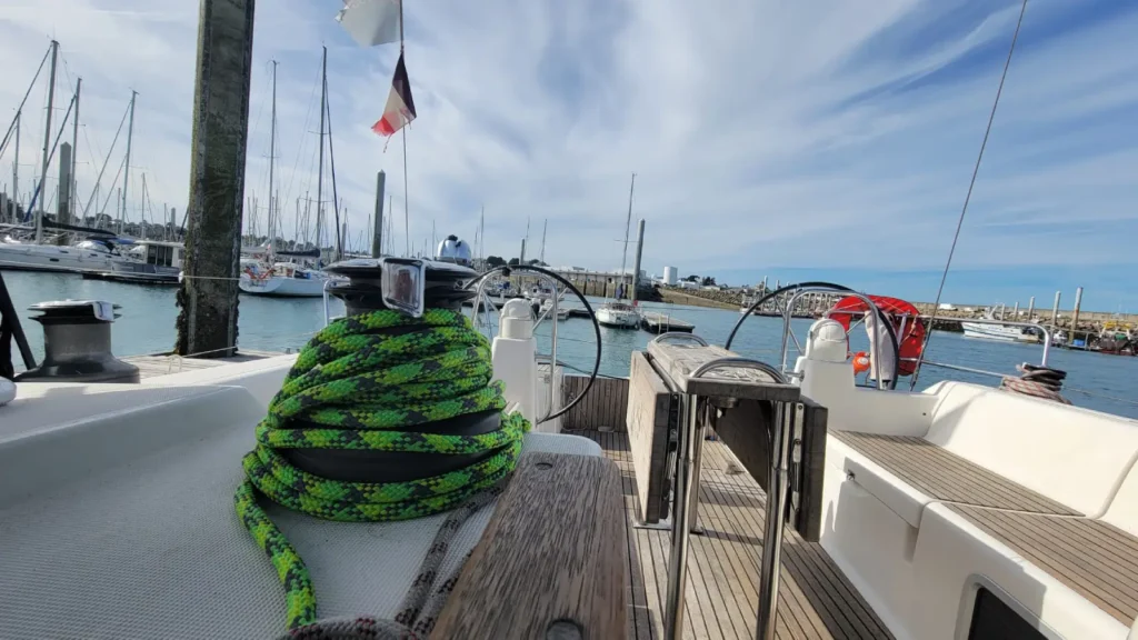 Winch de cockpit et doubles barres d'un voilier de location 4 cabines au port de Saint-Quay-Portrieux