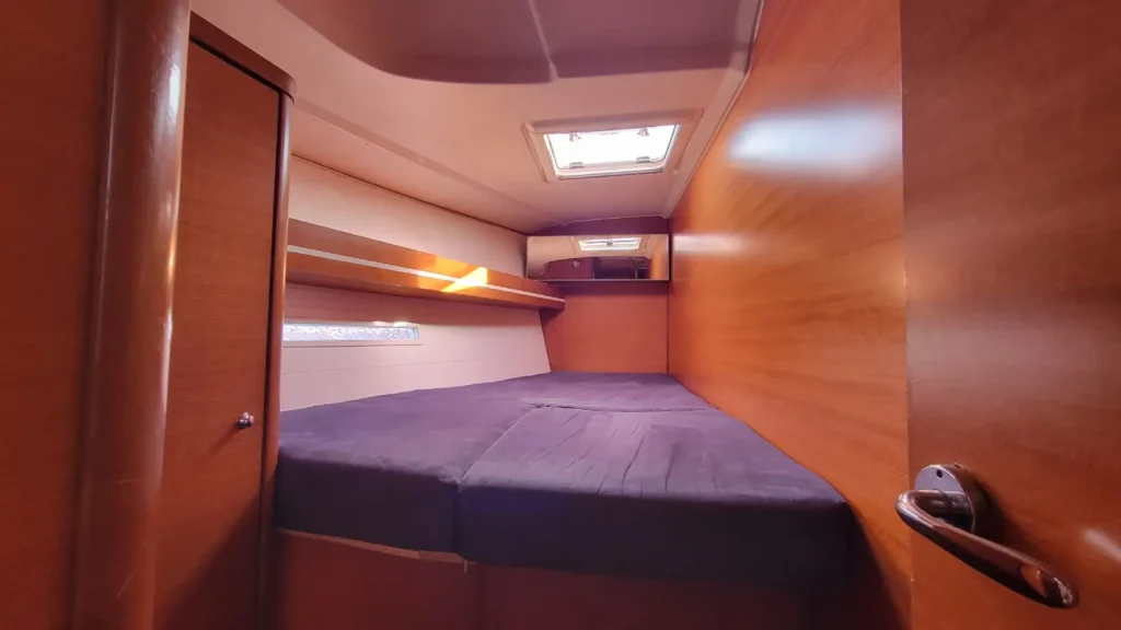 Cabine double avant bâbord avec panneau de pont et penderie, voilier de location 4 cabines en Bretagne