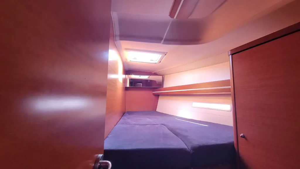 Cabine double avant tribord lumineuse d'un voilier de location pour 8 personnes en Bretagne Nord