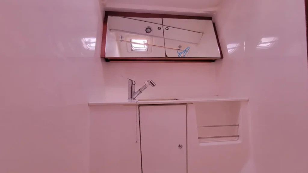 Salle d'eau avec WC marin et lavabo à bord du voilier de location Dufour 445 Grand Large, 4 cabines doubles