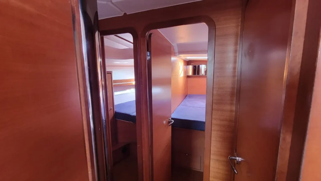 Les deux cabines doubles avant d'un voilier de location pour 10 personnes en Bretagne, portes ouvertes