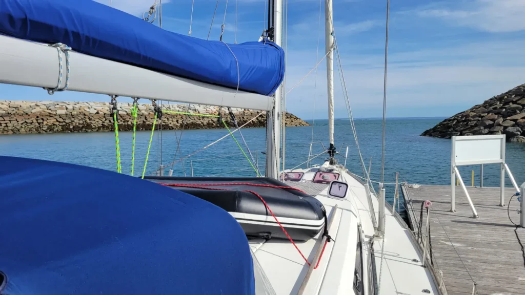 Pont d'un voilier de location 10 personnes au ponton, face à l'entrée du port de Saint-Quay-Portrieux